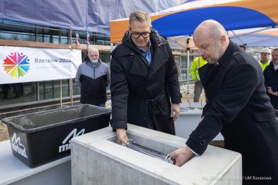 zdjęcie z uroczystego wmurowania symbolicznego kamienia węgielnego na terenie budowy Podkarpackiego Centrum Lekkiej Atletyki w Rzeszowie, fot. Grzegorz Bukała, Urząd Miasta Rzeszowa